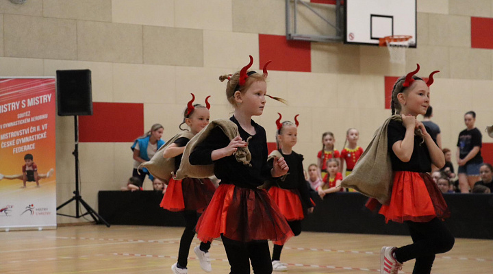 Gymnastický aerobik v krásném městě Kutná Hora V nedávném závodě gymnastického aerobiku, který se konal v nádherné městské sportovní hale v Kutné Hoře, se setkali nadšení a talentovaní soutěžící z celé republiky. Tento závod, který byl třetím ze