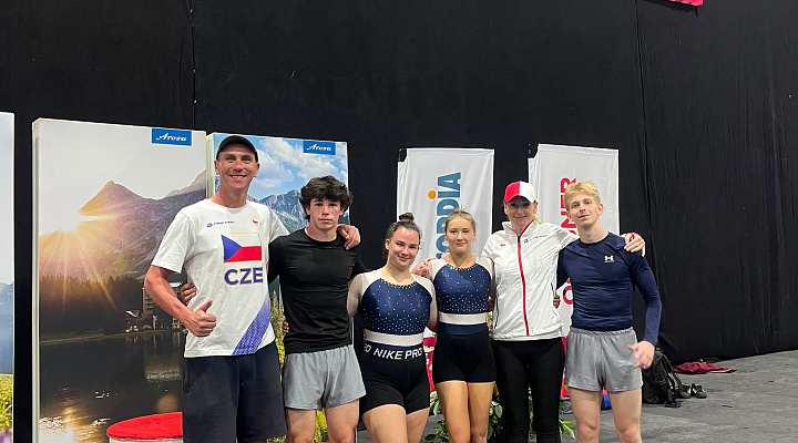 Dva postupy do semifinále mezi světovou elitou! Světový pohár ve švýcarské Arose přivítal mimořádně silnou konkurenci z 25 zemí. Českou republiku reprezentovali Michaela Juříčková, Aneta Hrudová, Lukáš Kubík a Max Křivanec, kteří nastoupili v soutěži